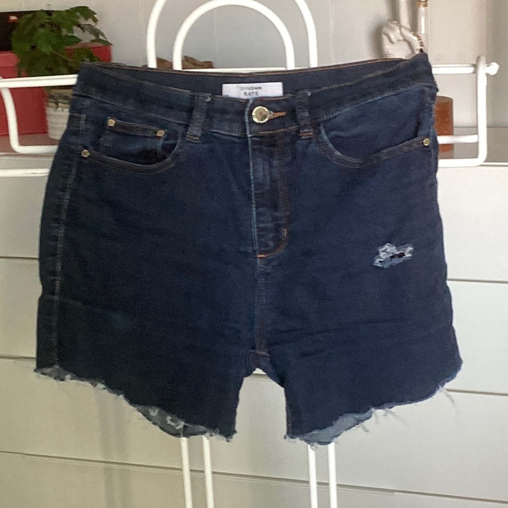 US28 Frayed Hem Jean Shorts